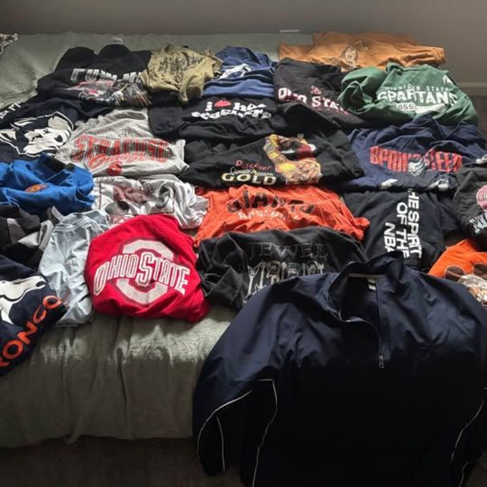Vintage graphic tees (21x) & 2 windbreakers ranging from size L-2XL
